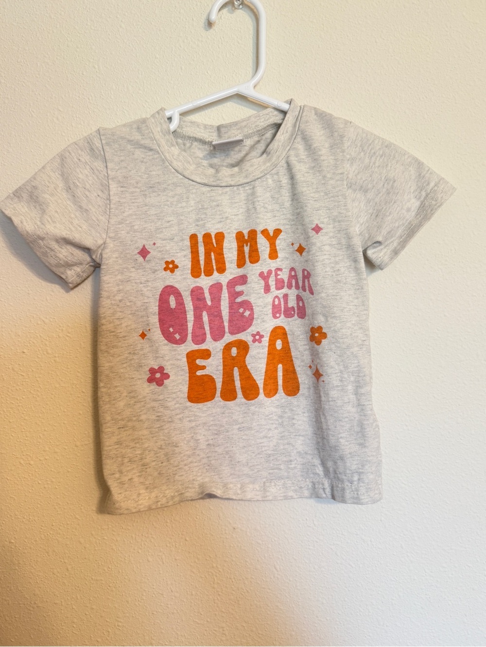 Girls' 'In My One Year Old Era' Graphic Tee - Gray with Pink & Orange